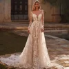 robe de mariée aux détails en dentelle et perles