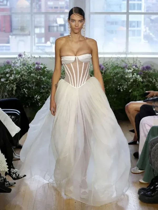 robe de mariée élégante à dos nu en gaze